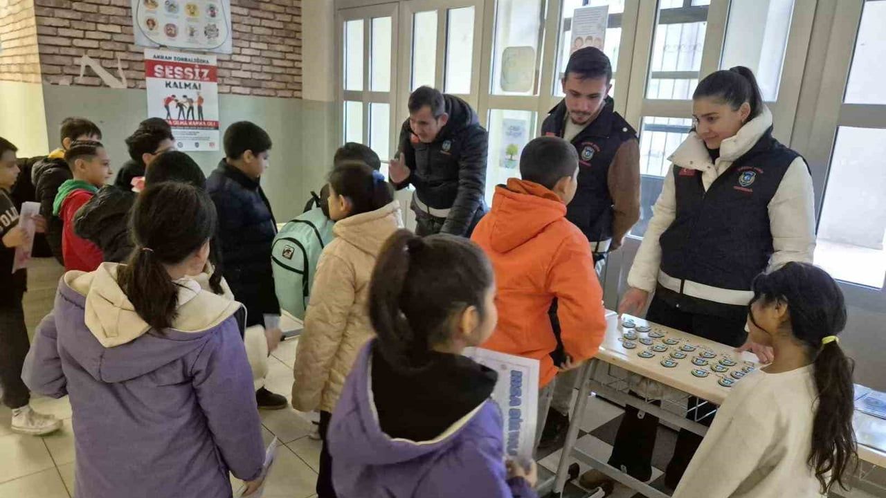 Tekirdağ Emniyeti Öğrencilere Karne Hediyeleri Verdi