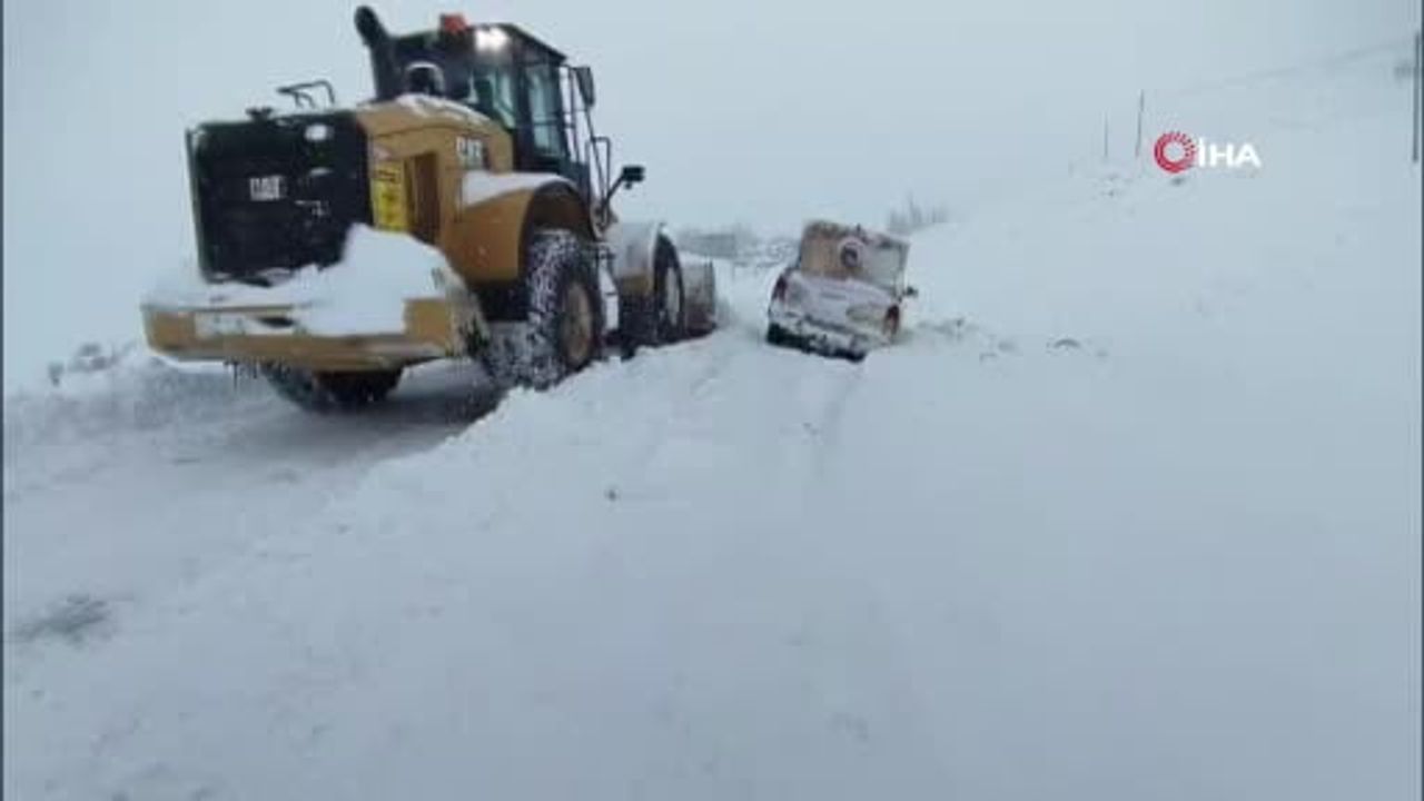 Tekman'da Karda Mahsur Kalan Araç Kurtarıldı