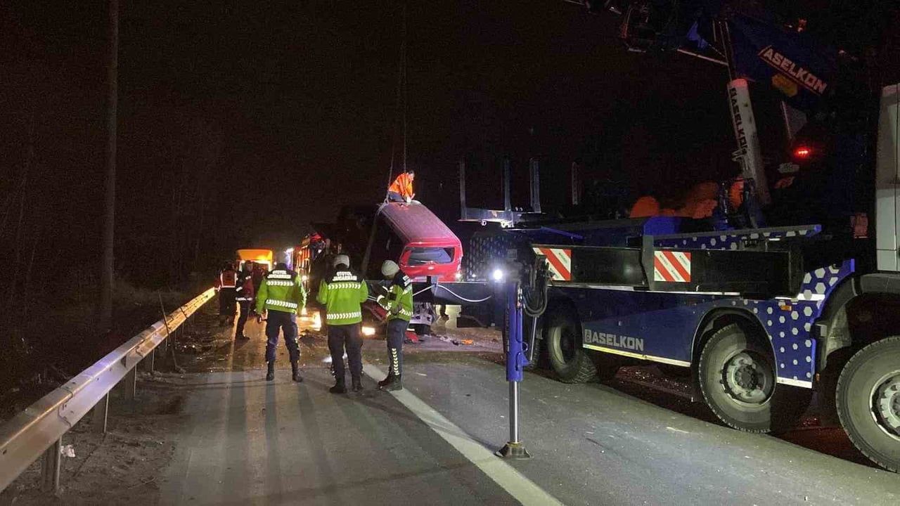 TEM Otoyolu'nda Vinçli Kurtarma Operasyonu