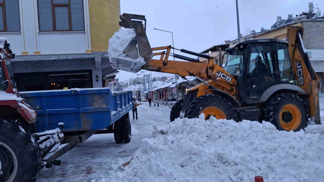 Tercan'da Kar Temizliği ve Girlevik'te Buz Sarkıtları