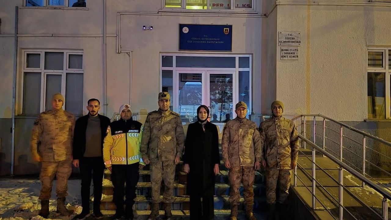 Tercan Kaymakamı Duman, Yılbaşı Gecesi Güvenlik Güçlerini Ziyaret Etti