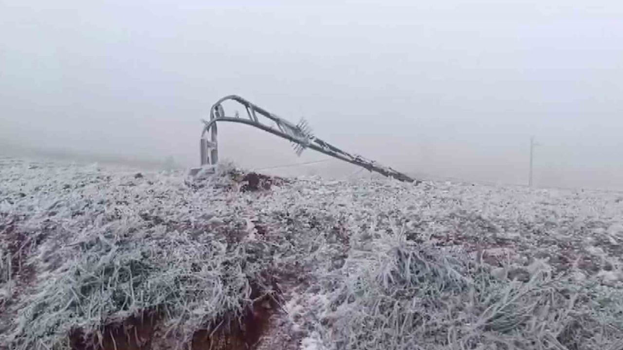 Tipi, Hatay'da Elektrik Direklerini Yıktı