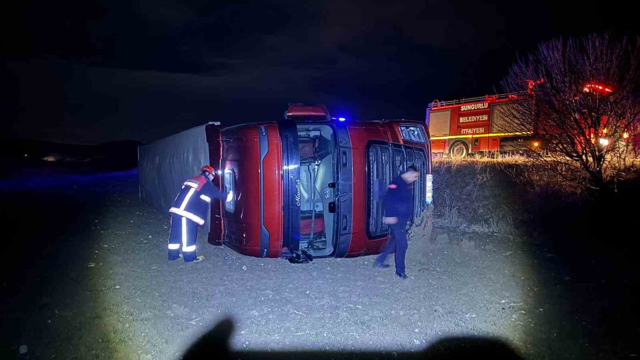 Tır Şarampole Devrildi: 1 Yaralı