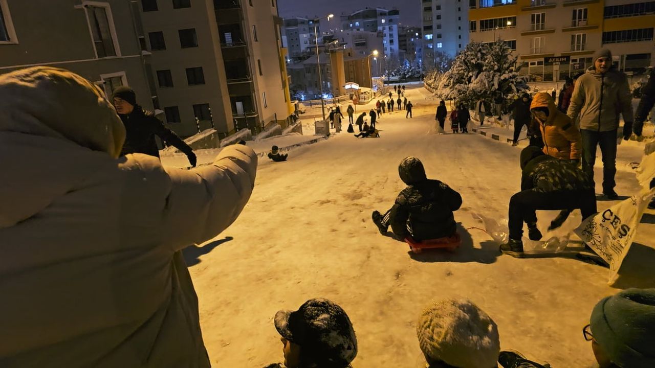 Tokat'ta Kar Eğlencesi: Tepsiyle Kaymanın Keyfi
