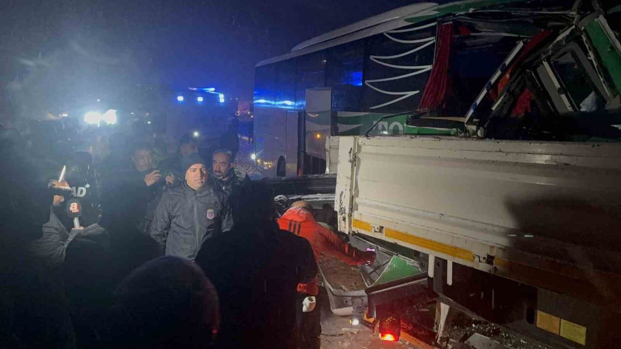 Tokat'ta Kayıp Kontrol: Otobüs Tıra Çarpınca Kurtarma Çalışmaları Başladı