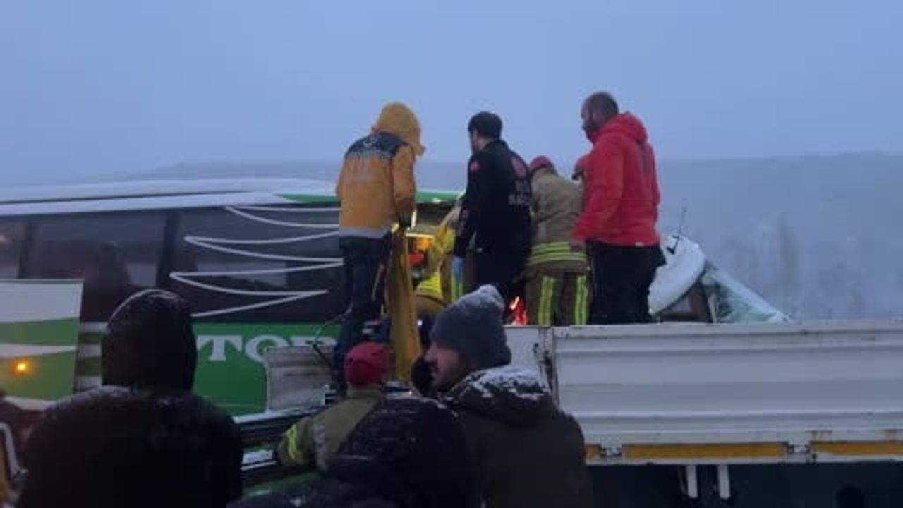 Tokat'ta Otobüs ve Tır Çarpıştı: Yaralılar Var