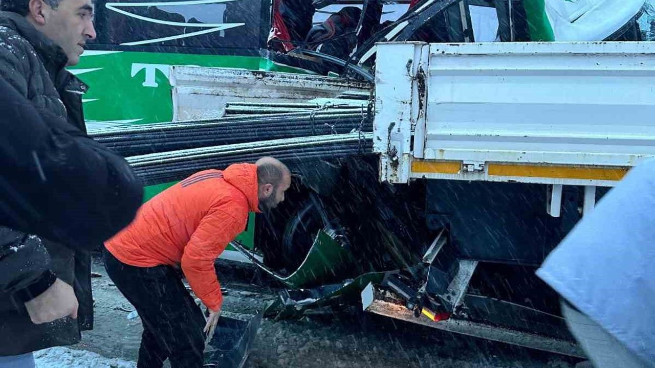 Tokat'ta Yolcu Otobüsü Tıra Çarptı: 7 Yaralı