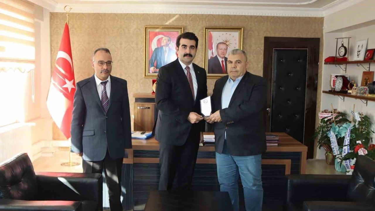 Tomarza'da 41 Yılını Dolduran Memura Plaket