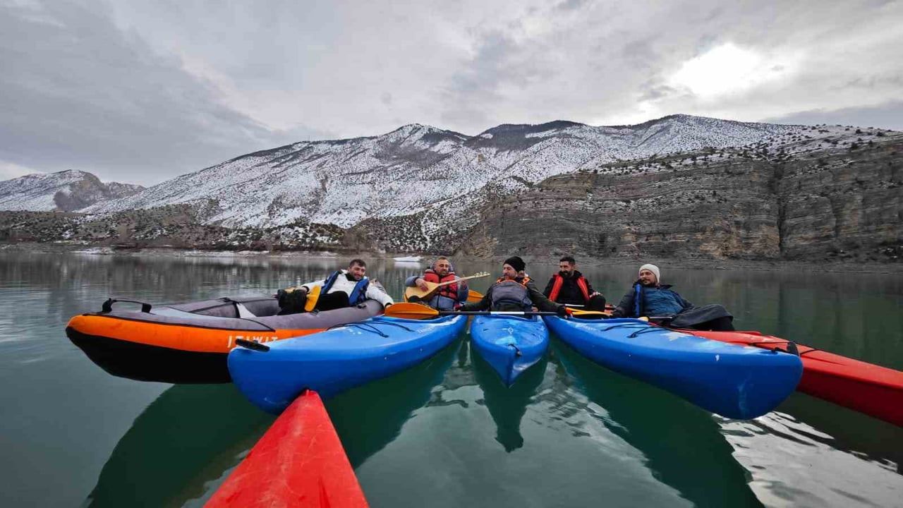Tortum Gölü'nde Renkli Kano Etkinliği