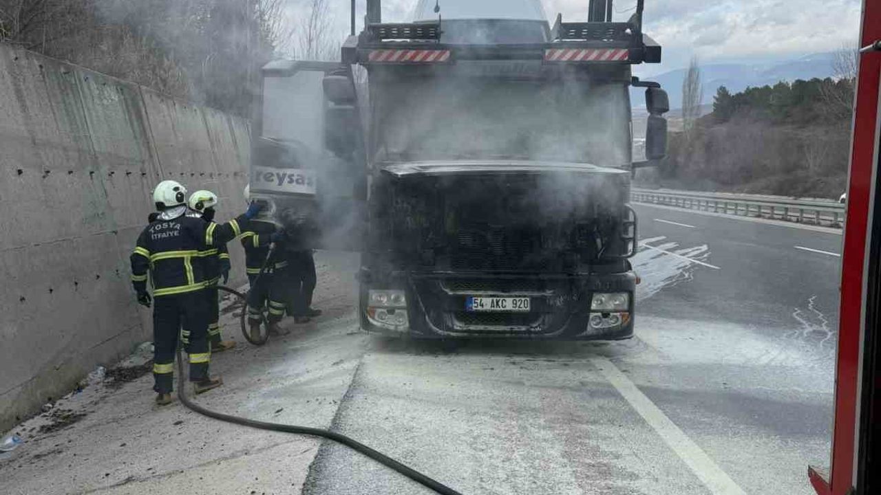 Tosya'da D100 Karayolu Üzerinde Çekicide Yangın