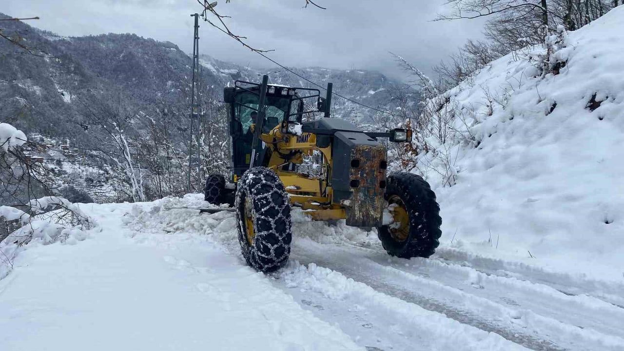 Trabzon'da Karla Mücadele: Kapalı Mahalleyolları Açılıyor