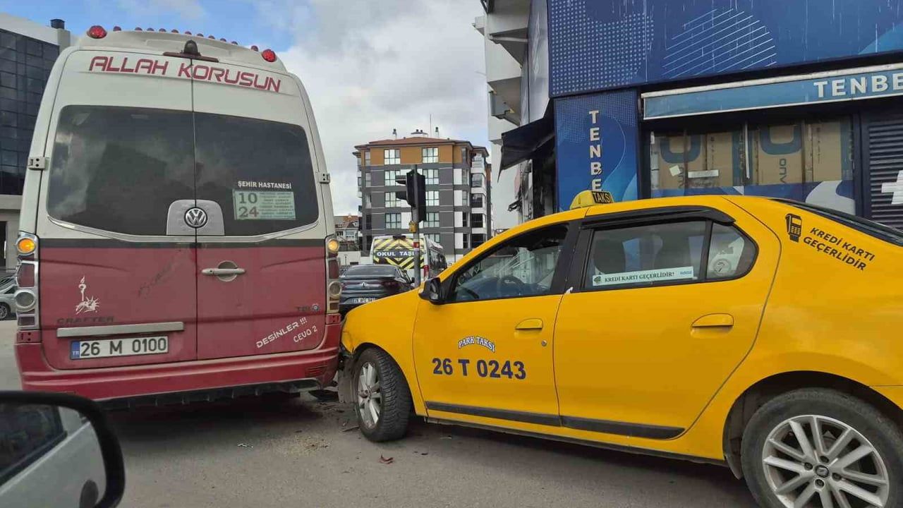 Trafik Kazası: Taksi Dolmuşa Çarptı