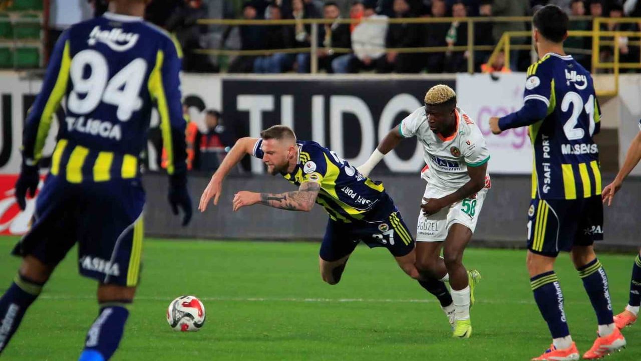 Trendyol Süper Lig: Alanyaspor 2 - 1 Fenerbahçe (İlk Yarının Sonucu)