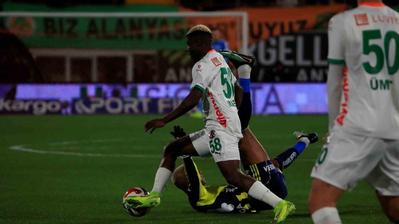 Trendyol Süper Lig: Corendon Alanyaspor - Fenerbahçe Maçı Devam Ediyor