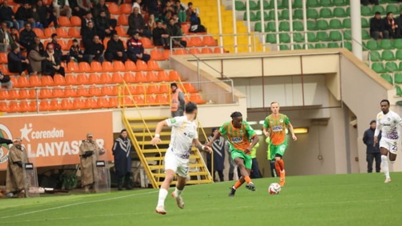Trendyol Süper Lig'de Corendon Alanyaspor, Eyüpspor'u 1-0 Geçti