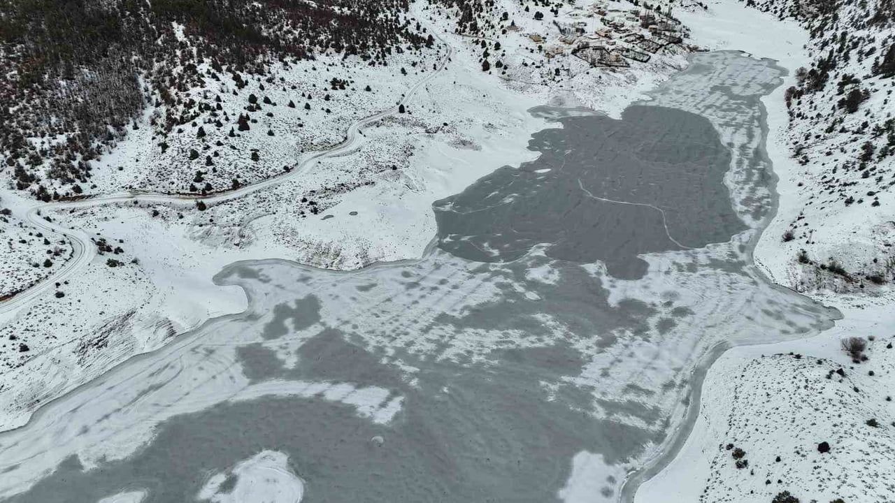 Tufanbeyli'de Buz Kaplı Manzaralar: Kürebeli Barajı