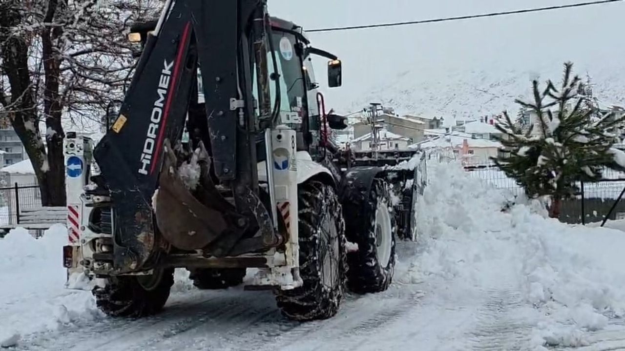 Tufanbeyli'de Kar Yağışı Hayatı Olumsuz Etkiledi