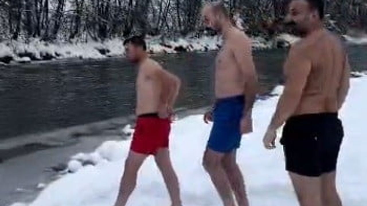 Tunceli'de Cesur Gençler Karlar Arasından Buz Gibi Nehre Atladı