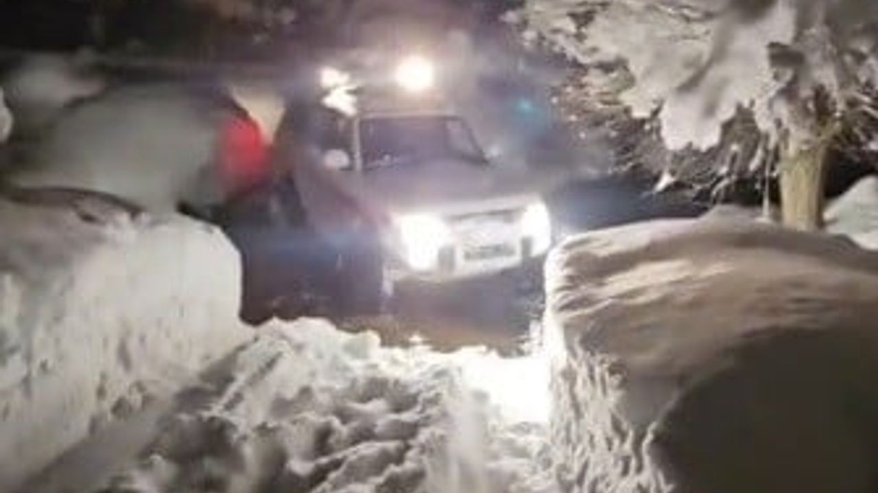 Tunceli'de Kapalı Yolları Aşan Sağlık Ekipleri, Yaralı Kadını Hastaneye Ulaştırdı