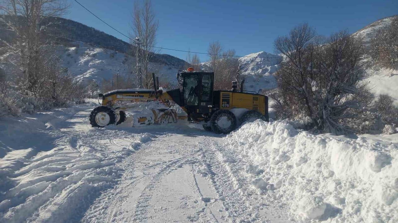 Tunceli'de Kar Yağışı Nedeniyle 298 Köy Yolu Kapandı