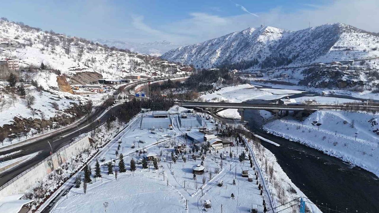 Tunceli'nin Kış Manzarası: Munzur Nehri ve Karlar