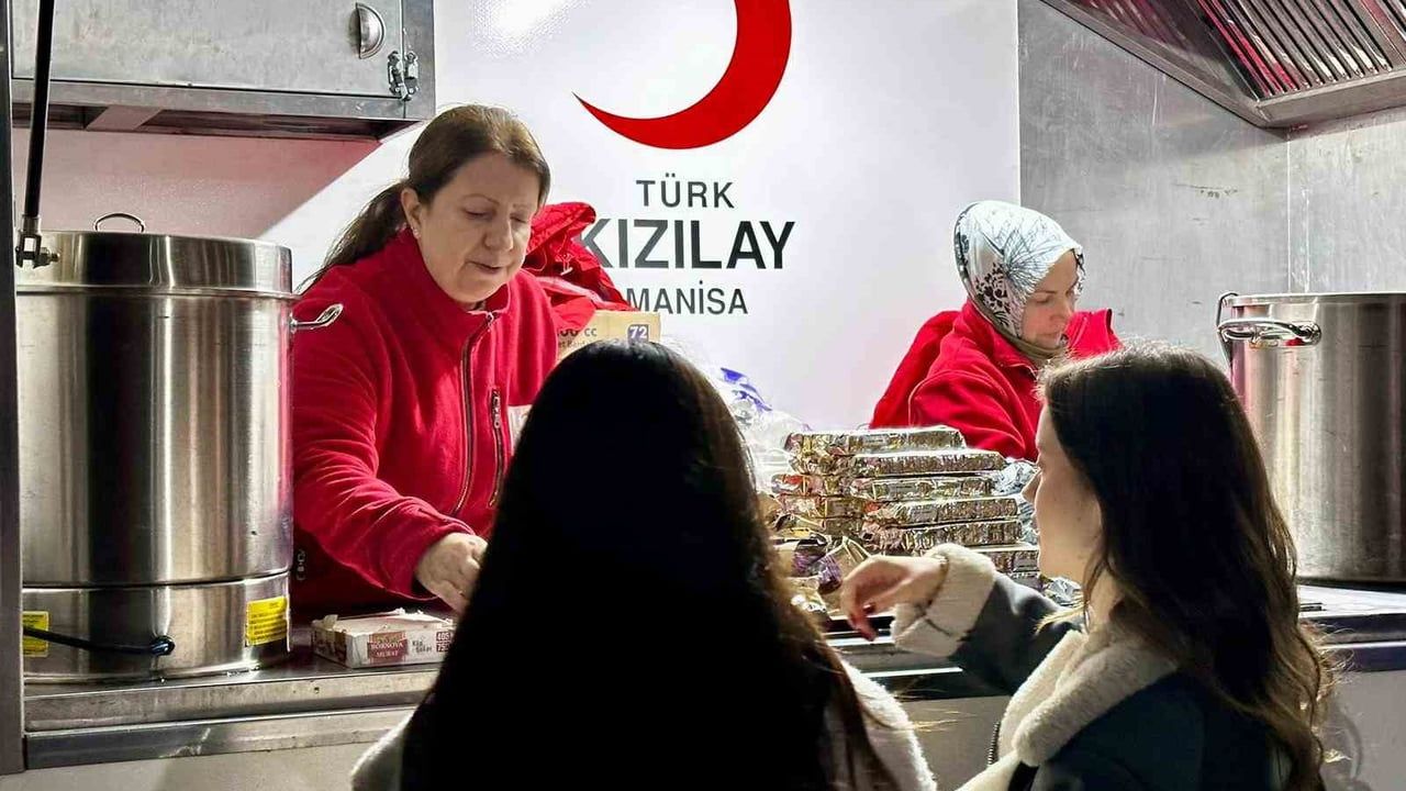 Türk Kızılay Manisa'dan Öğrencilere Destek