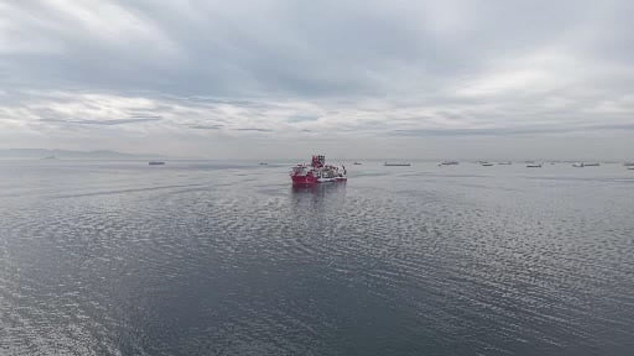 Türk Sondaj Gemisi Yıldırım İstanbul Boğazı'na Yaklaşıyor