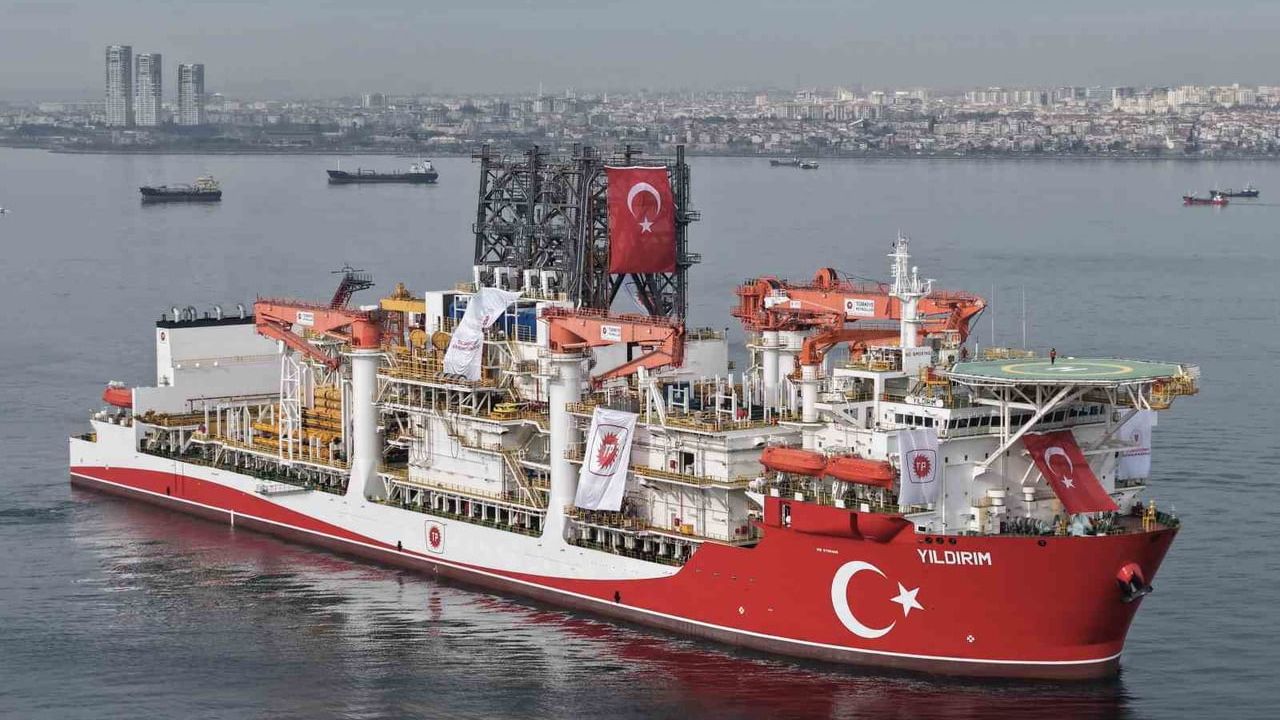 Türk Sondaj Gemisi 'Yıldırım' İstanbul Boğazı'na Yaklaşıyor
