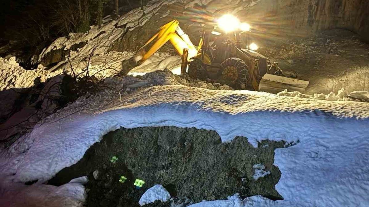 Türkeli’de Heyelan Sonrası Yol Yeniden Açıldı