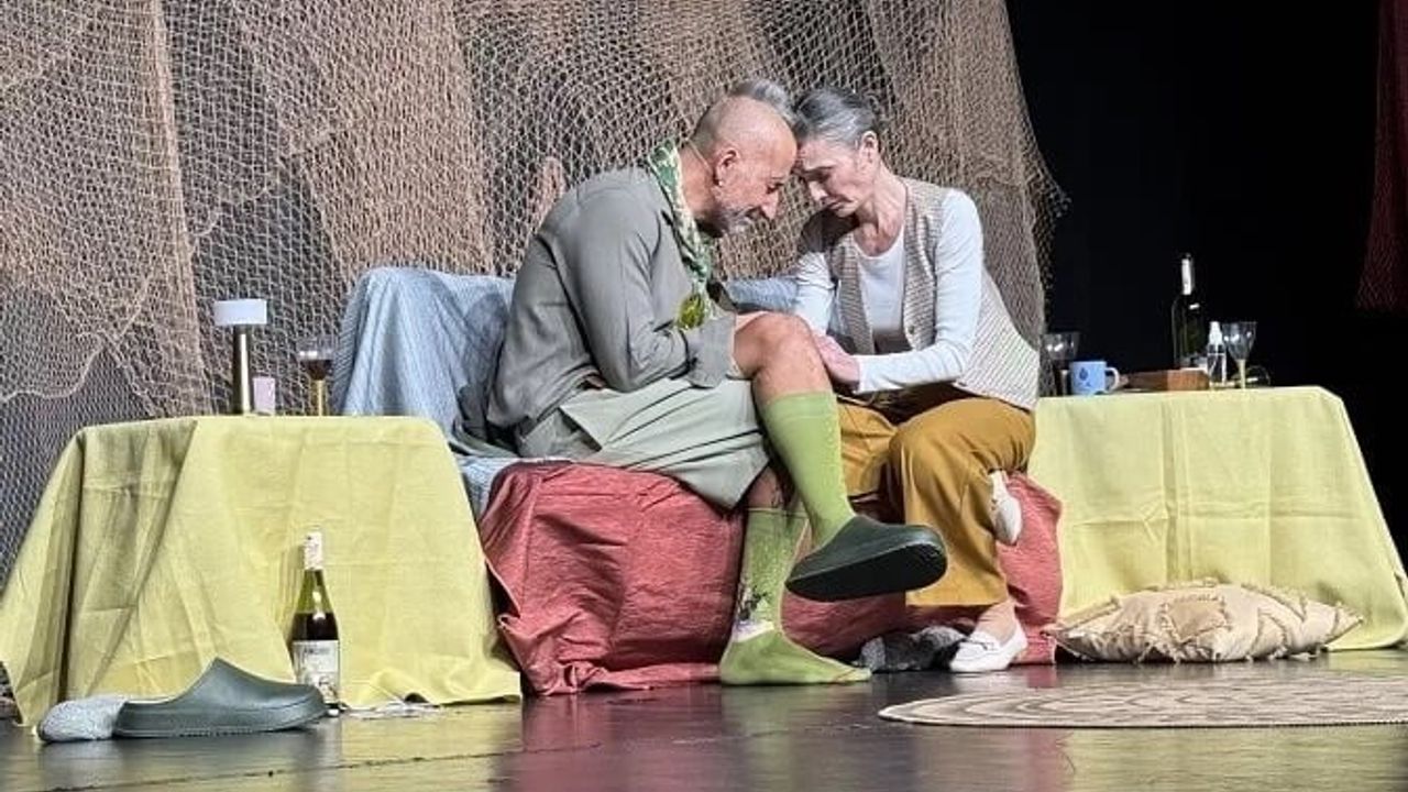 Türkiye'de Tiyatro Rüzgarı: Seçmen Lazım, Şebbaz ve Kadınlık Bizde Kalsın Turneye Çıkıyor