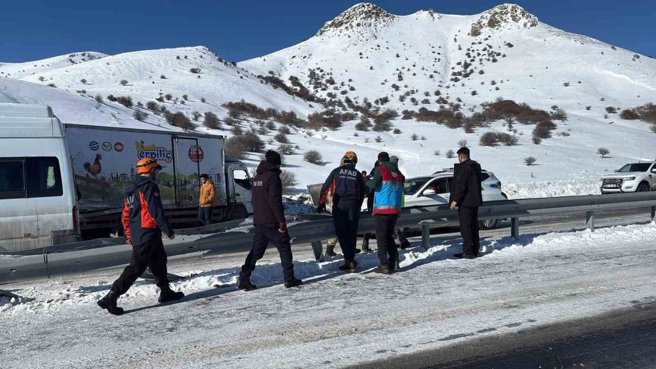 Tutak Kaymakamlığı’ndan Kazazedelere Sıcak Çorba İkramı