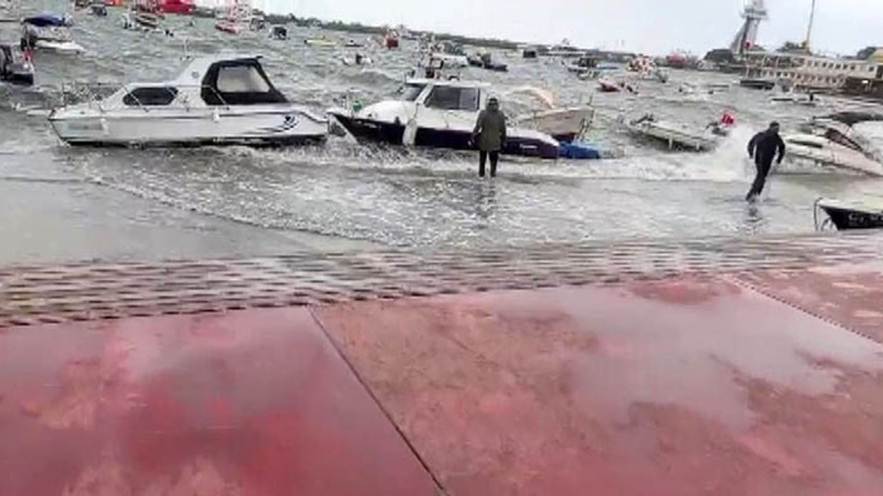 Tuzla'da Fırtına: Deniz Su İle Dolu Sahil Yolunda Tekne Krizi