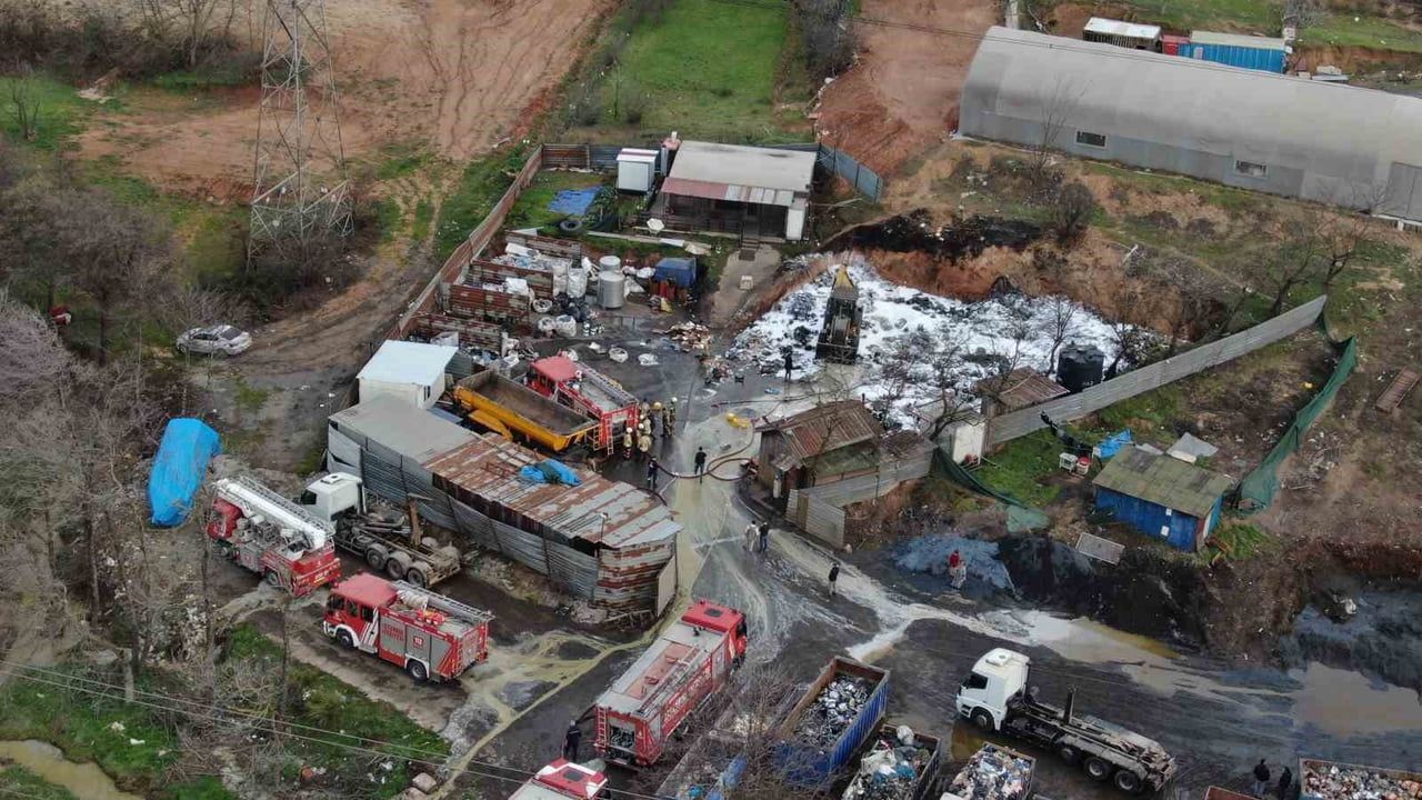 Tuzla'da Geri Dönüşüm Deposunda Yangın Çıktı