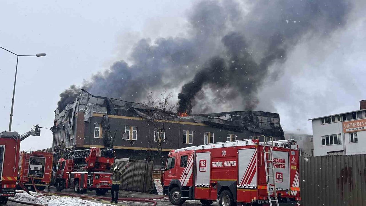 Tuzla'daki Çakmak Fabrikasında Yangın Kontrol Altına Alındı