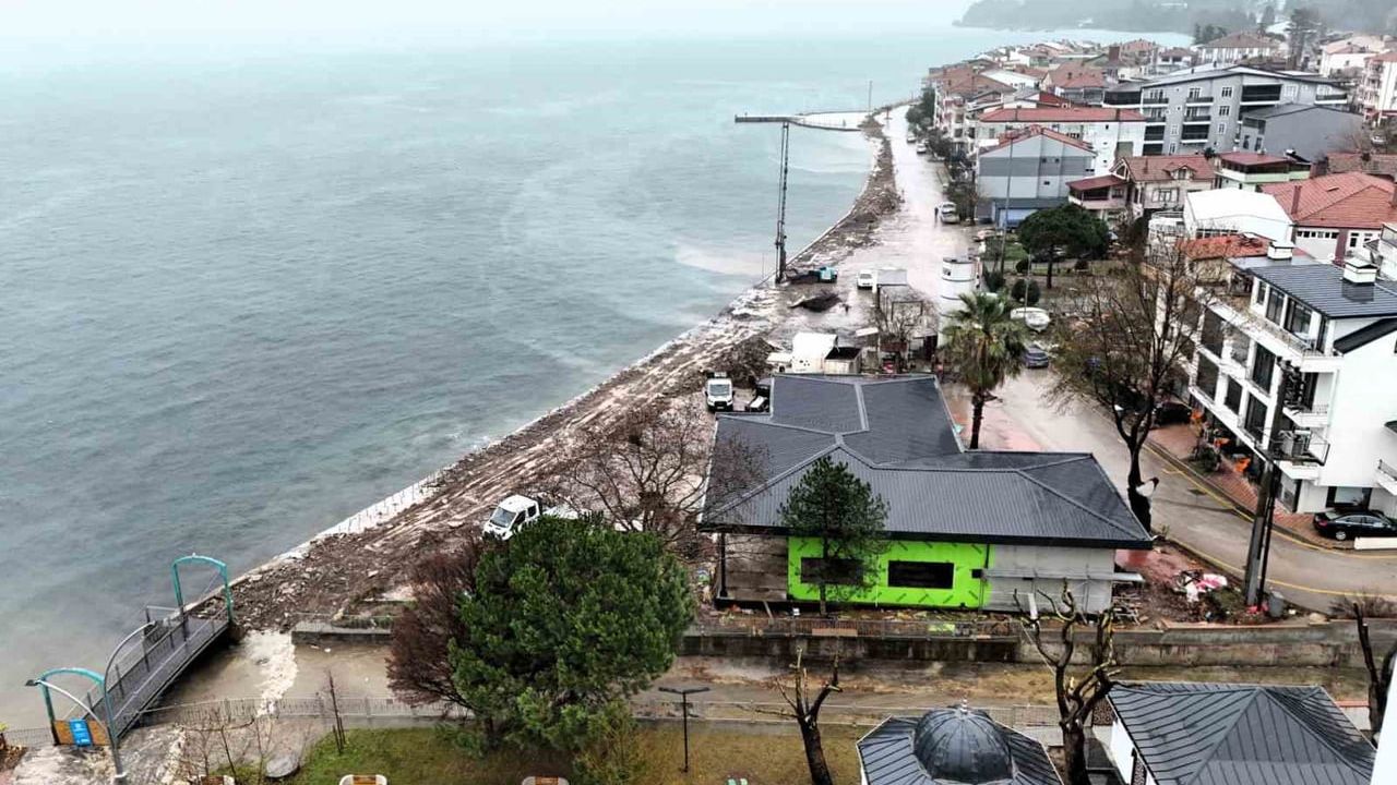 Ulaşlı Sahili'nde Taşkınlara Karşı Dalgakıran İnşaatı Başlatıldı