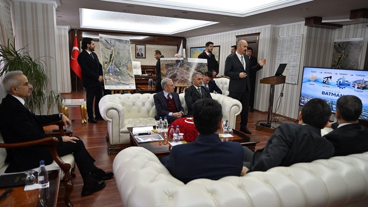 Ulaştırma ve Altyapı Bakanı Uraloğlu Batman’da