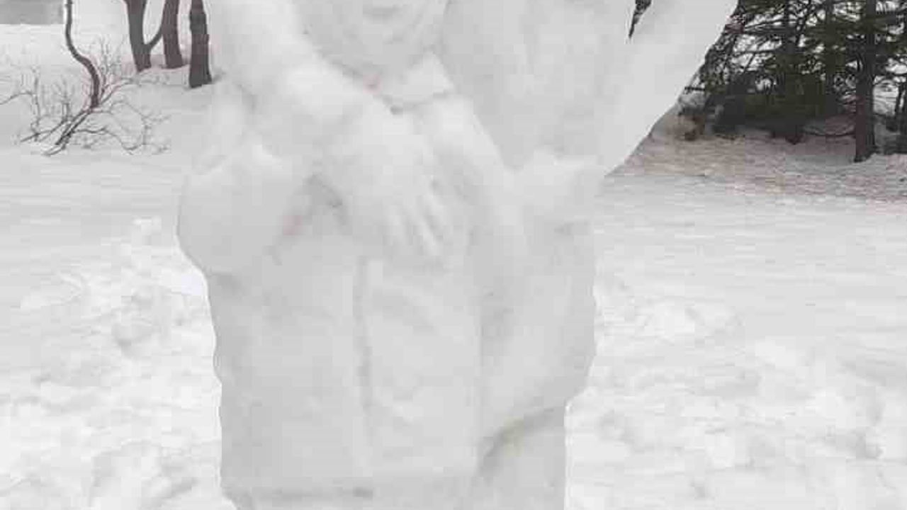 Uludağ'da Kardan Heykel Sanatı Göz Kamaştırıyor