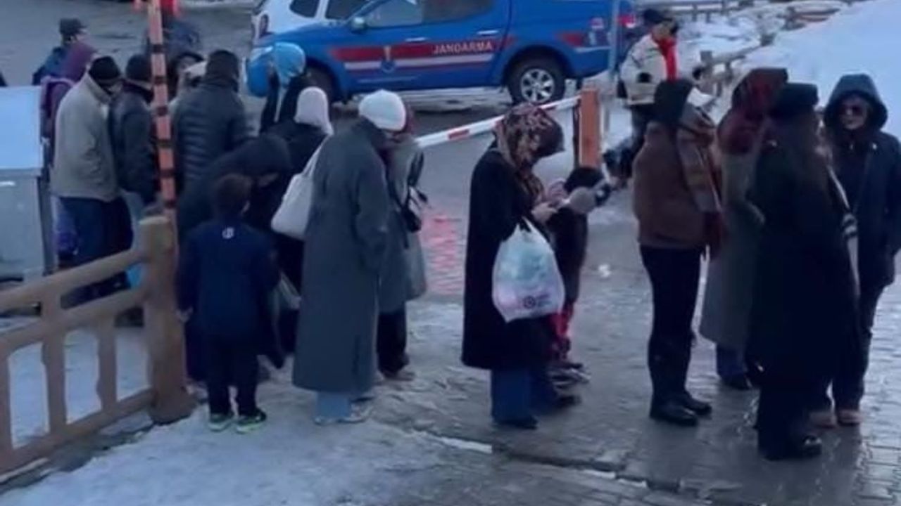 Uludağ'da Teleferik Kuyruğu Uzadı