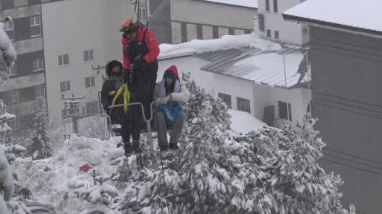 Uludağ'da Telesiyejde Mahsur Kalan Tatilcilerin Kurtarılması