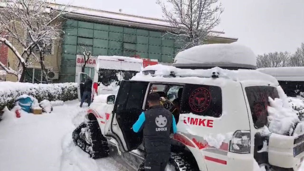 UMKE'nin Karla Mücadele Başarısı: Diyaliz Merkezine Ulaşamayan Kadın Kurtarıldı