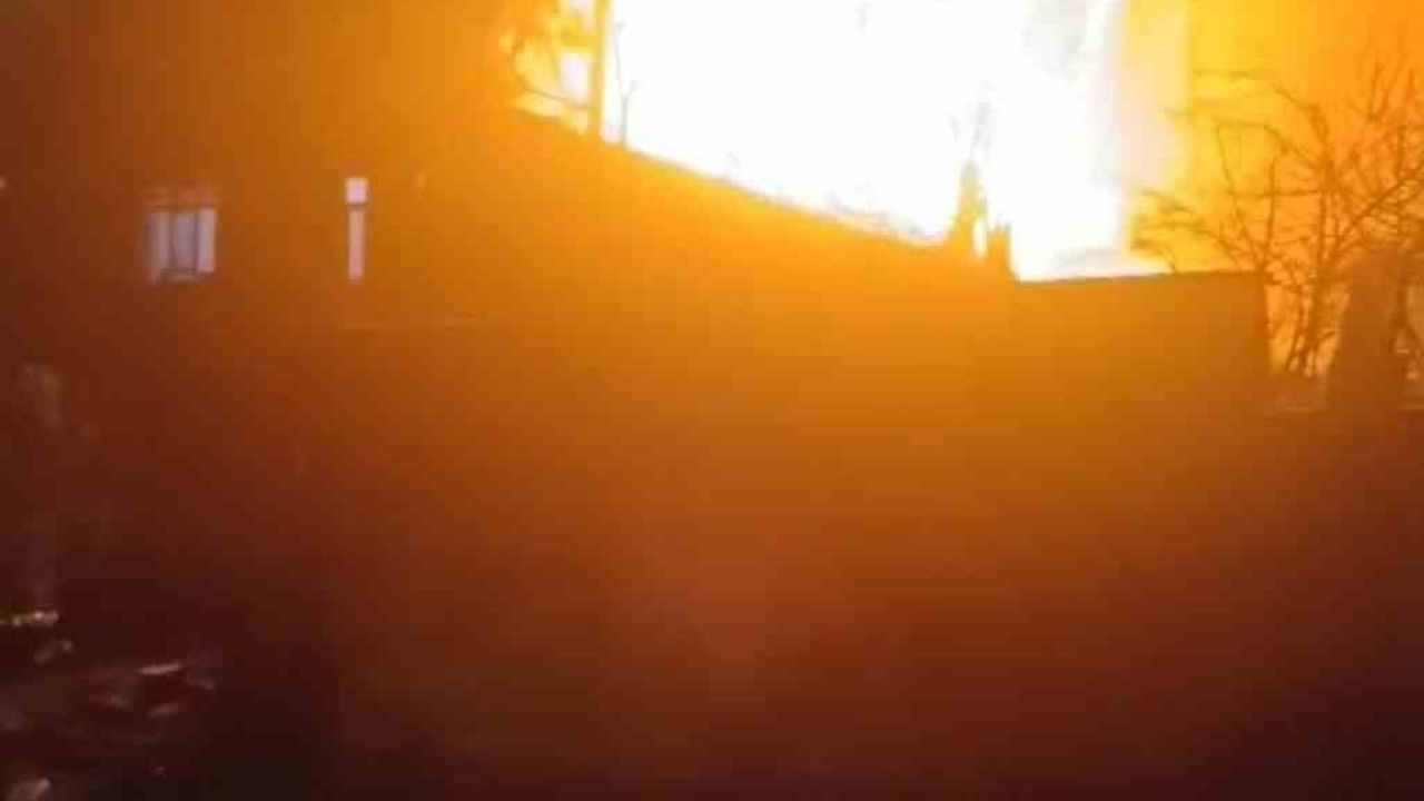 Ümraniye'de Gece Yarısı Çatı Yangını