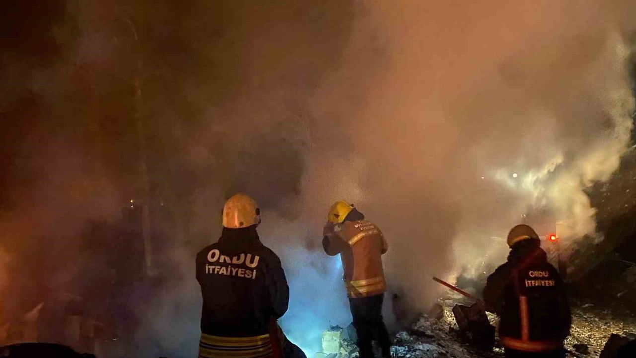 Ünye'de Ahşap Ev ve Samanlıkta Yangın Çıktı