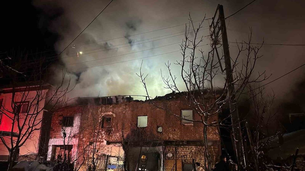 Uşak'ta Ev Yangını: İki Katlı Ev Kül Oldu