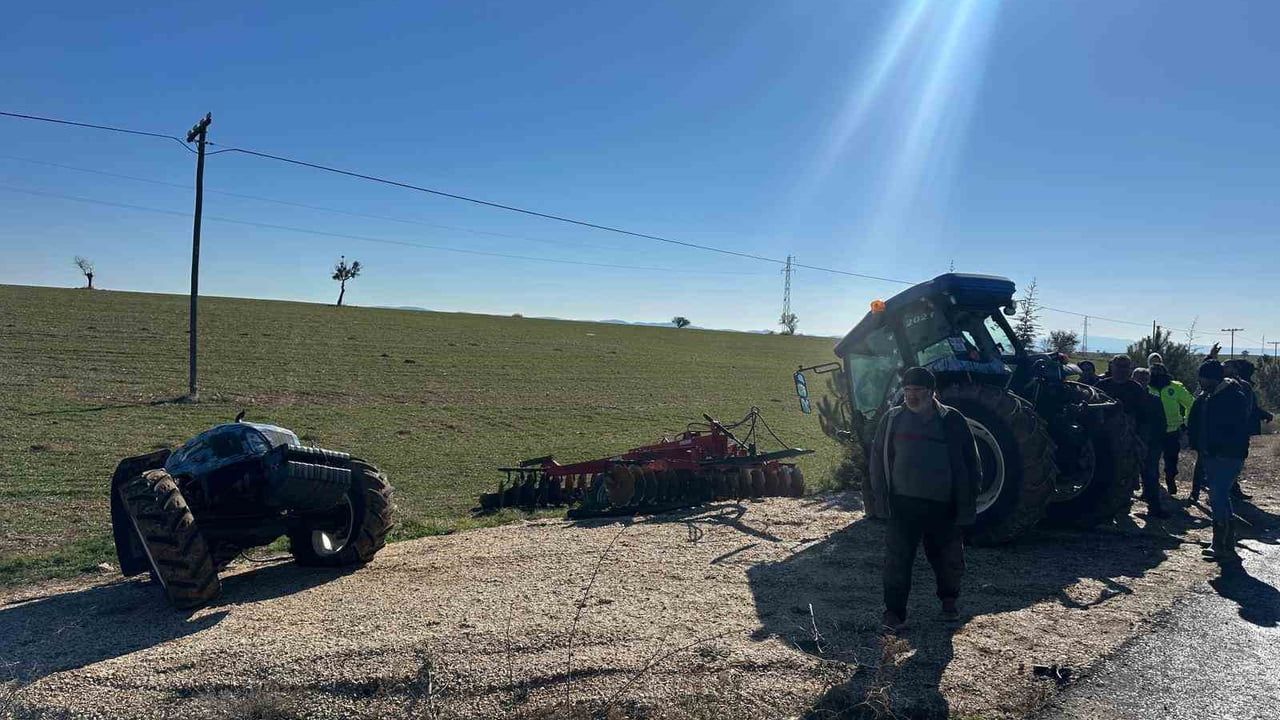 Uşak'ta Feci Kaza: Traktör İkiye Bölündü