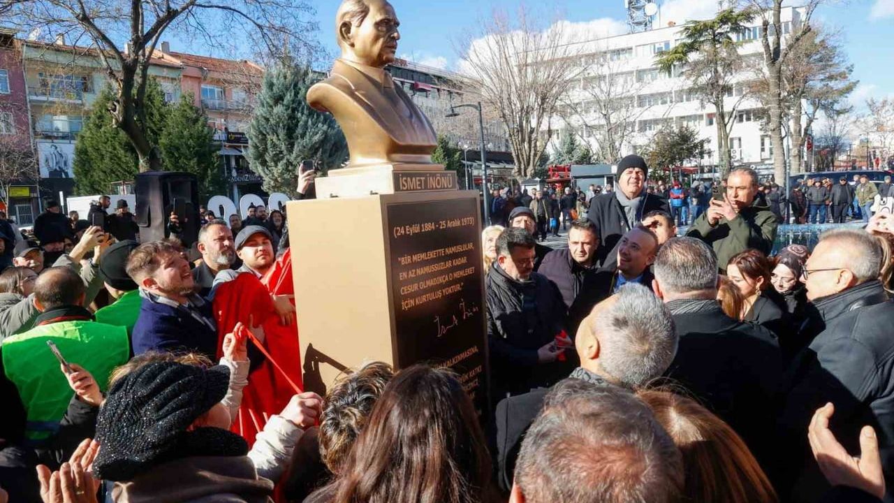 Uşak'ta İsmet İnönü Büstü Açılışı Gerçekleşti