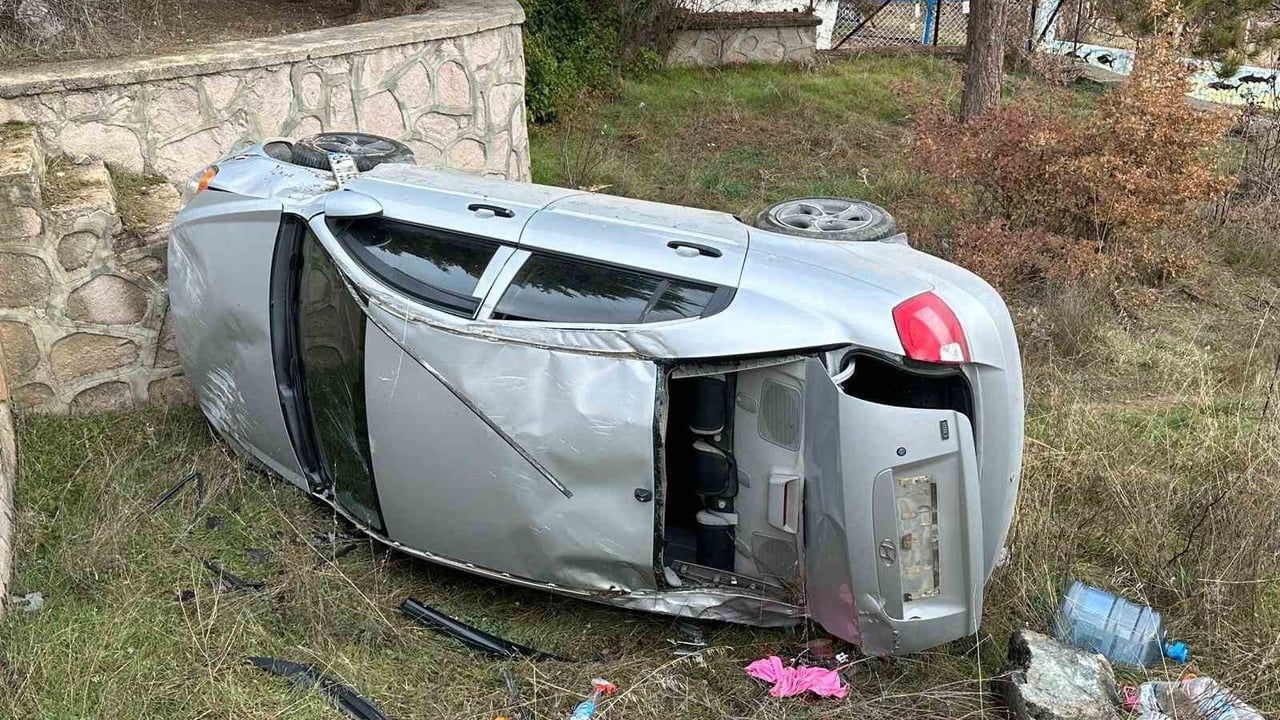 Uşak'ta Kontrolden Çıkan Araç Bahçeye Devrildi, 1 Kişi Yaralandı