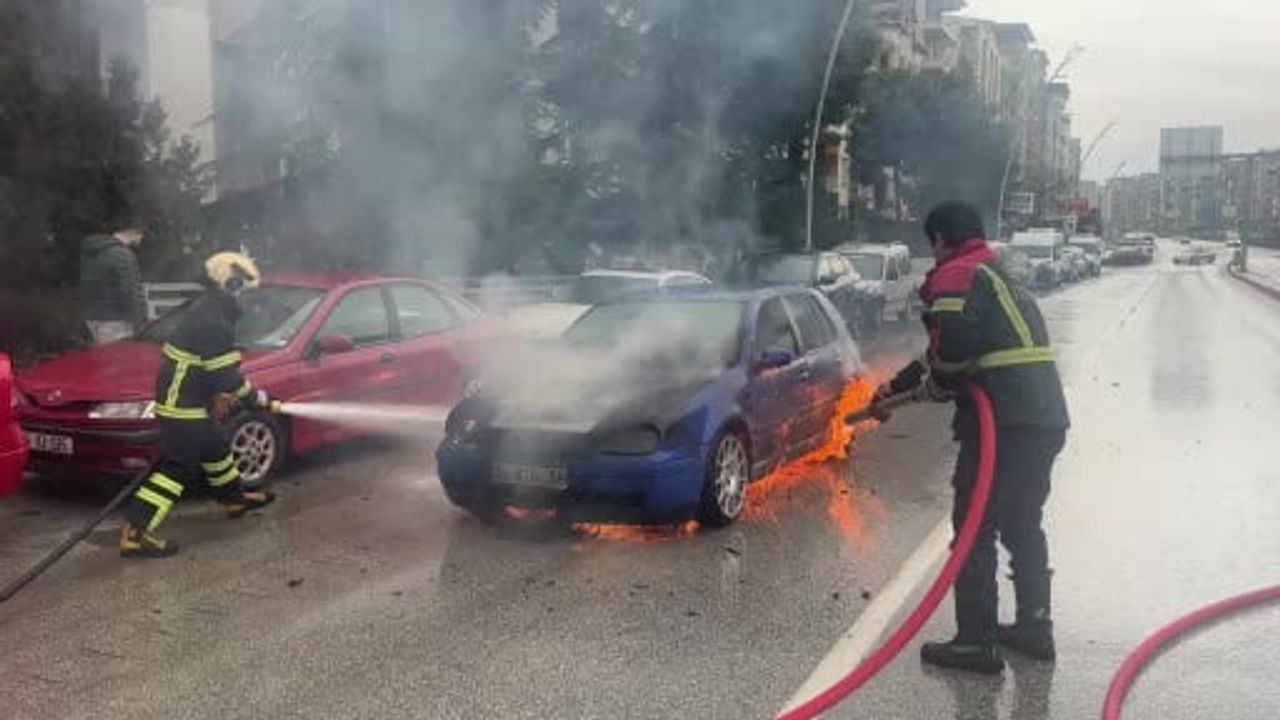 Uşak'ta Motor Yangını: Otomobil Alev Aldı