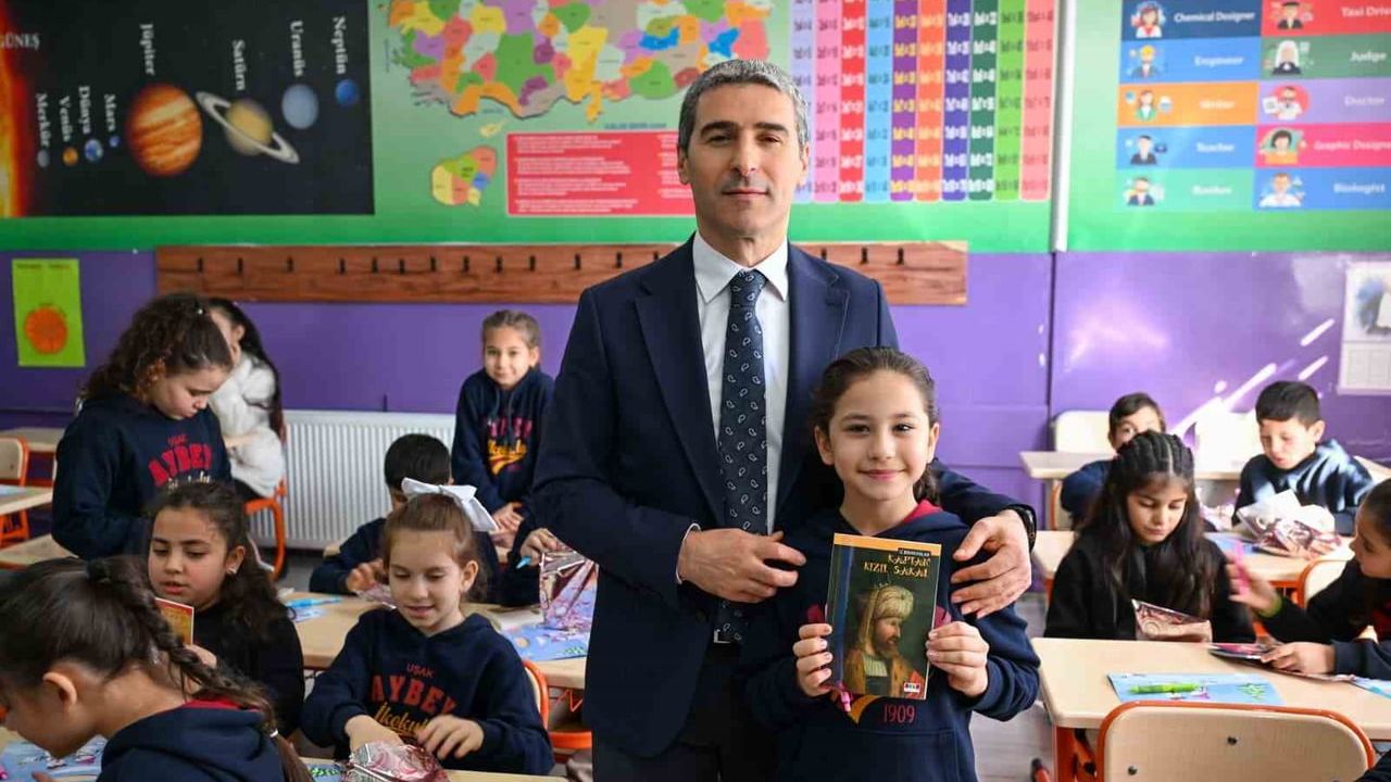 Uşak’ta Öğrenciler Karnelerini Aldı