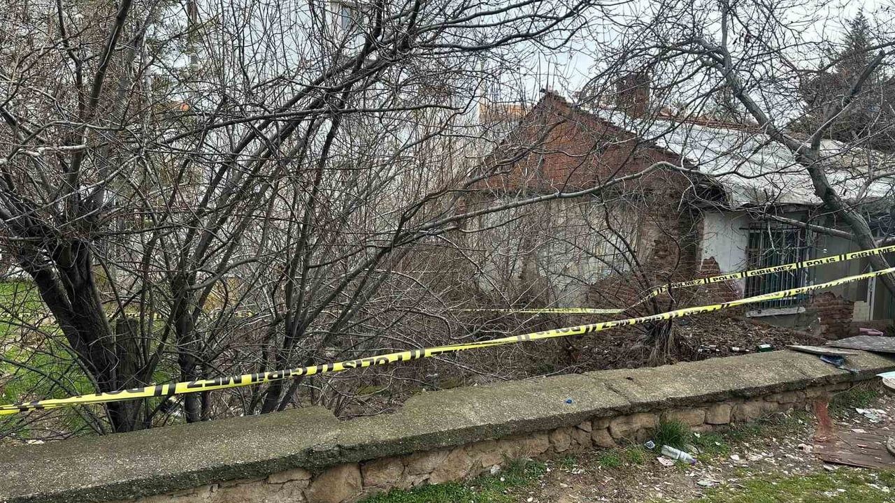 Uşak'ta Parkta Erkek Cesedi Bulundu