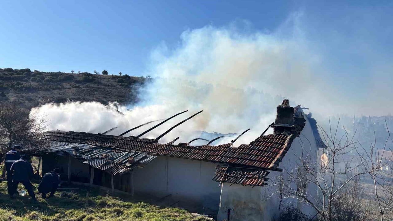 Uşak'ta Yangın Faciası: 1 Ölü, 1 Yaralı